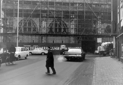 848405 Gezicht op de Domstraat te Utrecht, met op de achtergrond de Domkerk die in de steigers staat. Op de ...